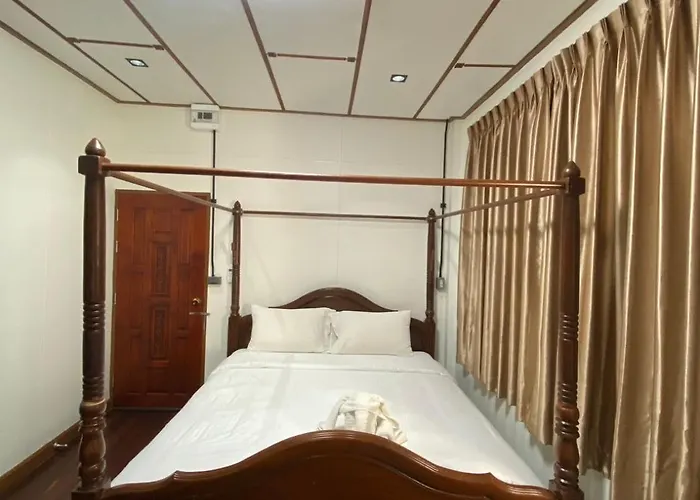 The Vintage Airport One Station Hostel Bangkok