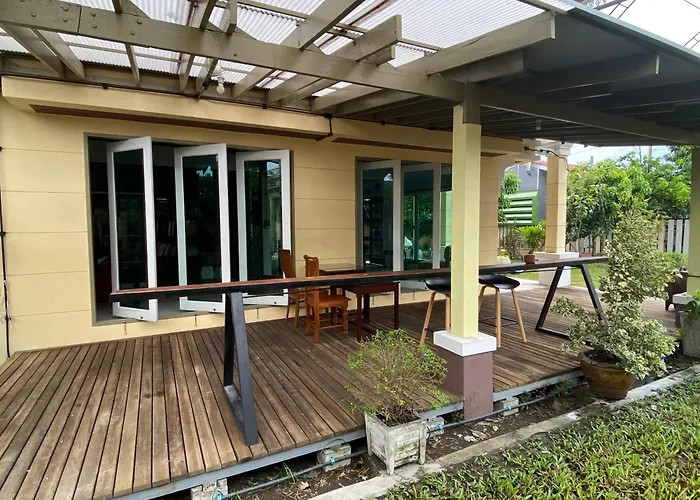 The Vintage Airport One Station Hostel Bangkok